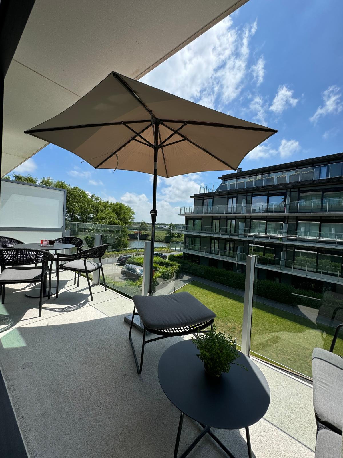 Terras aan de leefruimte met nieuwe lounge