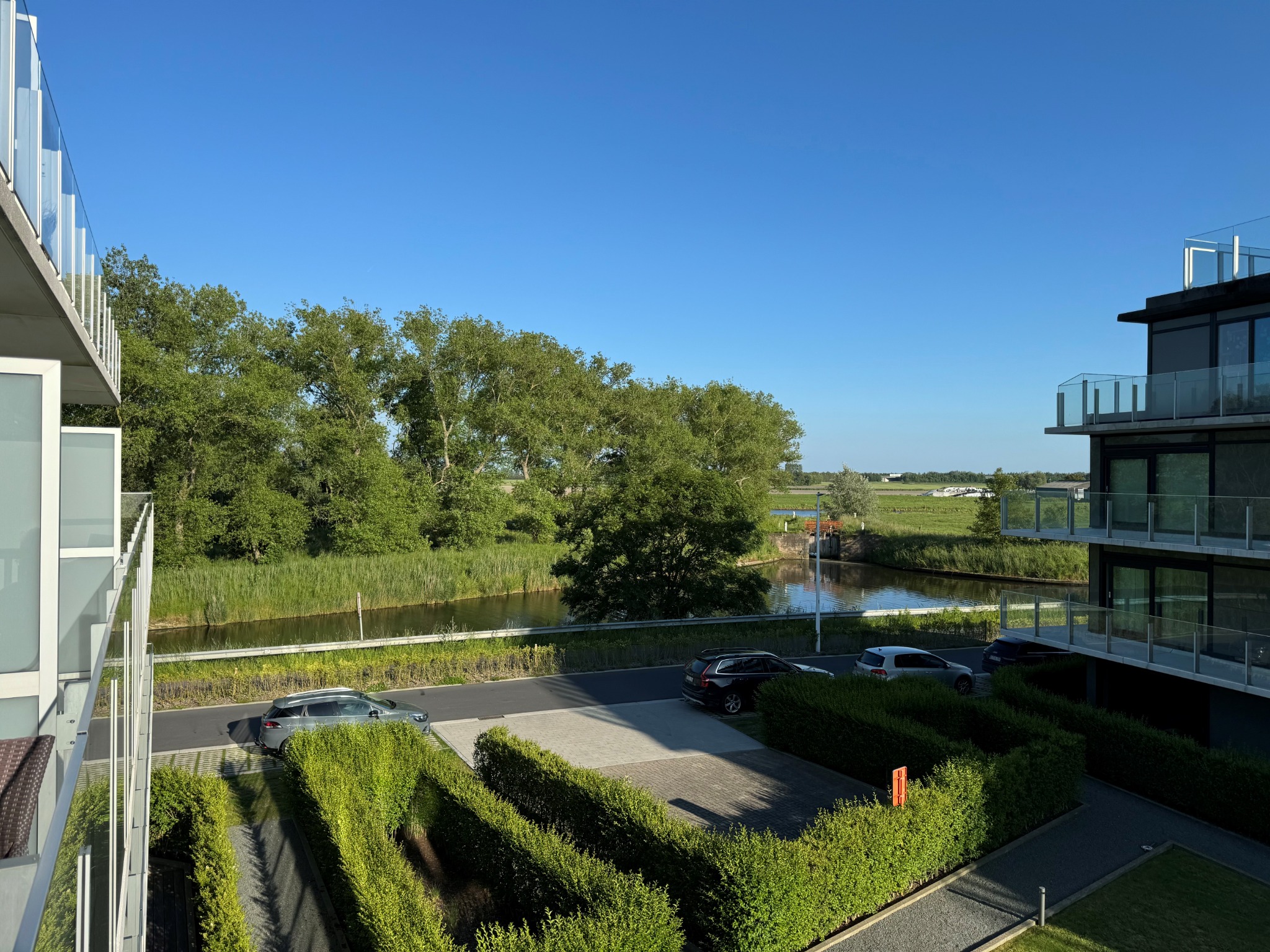 Uitzicht op het water en de groene polders vanaf het terras